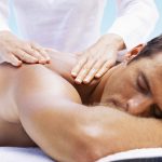 Intensive Behandlung bei verspanntem und schmerzendem Rücken- und Nackenbereich.