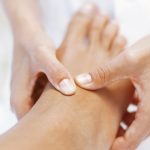 Die Fußreflexzonenmassage ist eine Spezialanwendung, bei der Druck auf die Reflexzonen am Fuß ausgeübt wird.