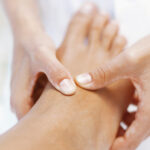 Die Fußreflexzonenmassage ist eine Spezialanwendung, bei der Druck auf die Reflexzonen am Fuß ausgeübt wird.