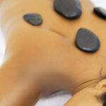 Hot Stone ist eine asiatische Massage mit heissen Basaltsteinen.