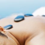 Die Hot-Stone-Massage lockert die Muskeln und lindert Schmerzen.