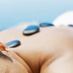 Die Hot-Stone-Massage lockert die Muskeln und lindert Schmerzen.