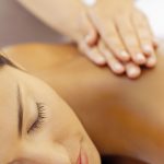Durch die Kombination verschiedener Massagetechniken werden Muskelverspannungen gelöst.