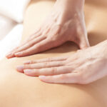 Die Dorn Breuss Massage ist eine sanfte Wirbelsäulenmassage mit Johanniskrautöl.