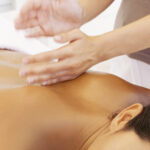Bei der klassischen Massage wird die Muskulatur einfühlsam durchgearbeitet.